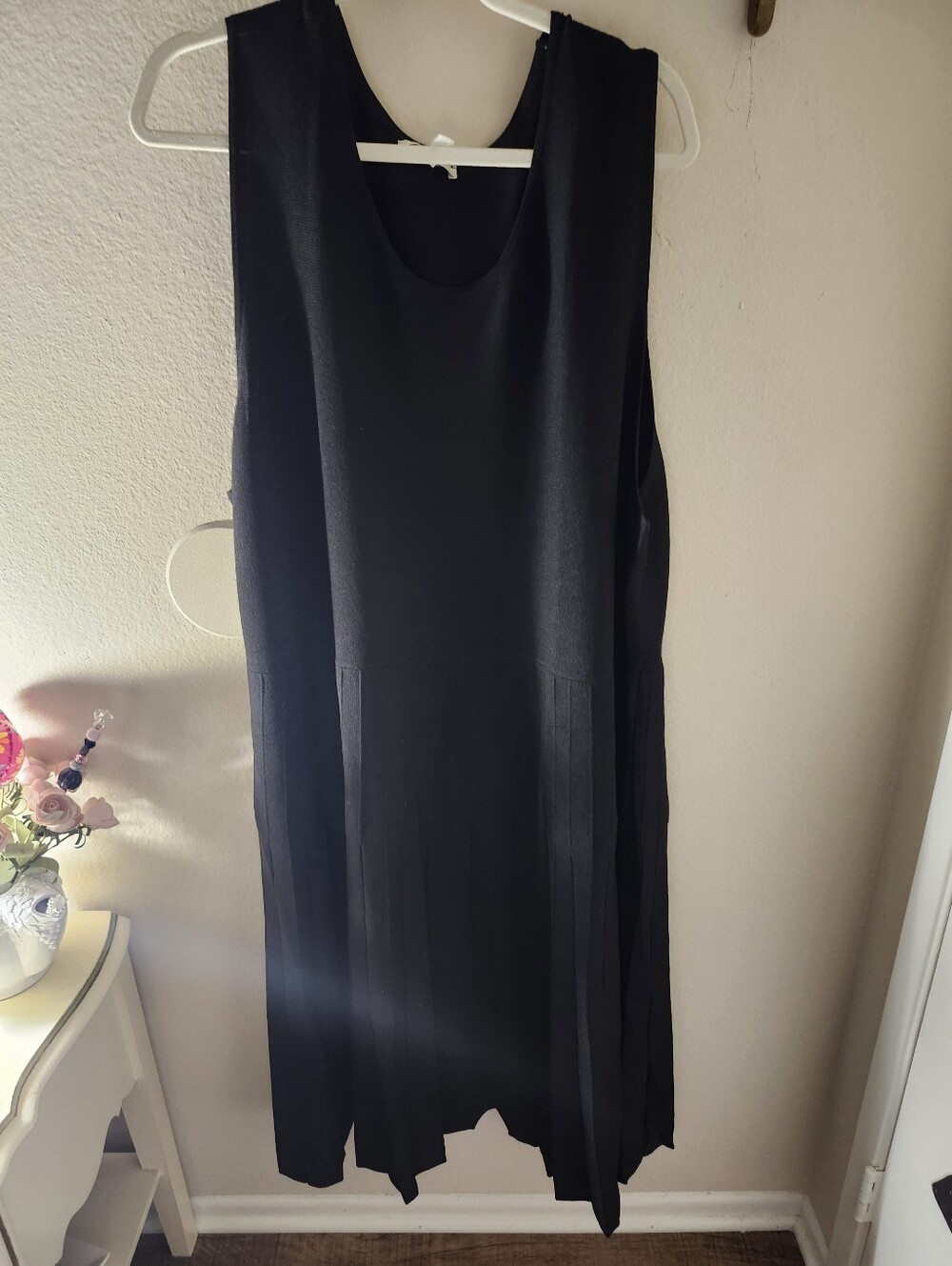 Sleeveless Black Midi Dress with Pleated Skirt